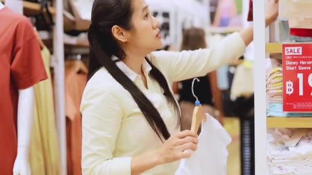 Aziatische Vrouwen Kiezen Kleding Een Winkelcentrum Glimlachende Vrouwen Proberen Een — Stockvideo