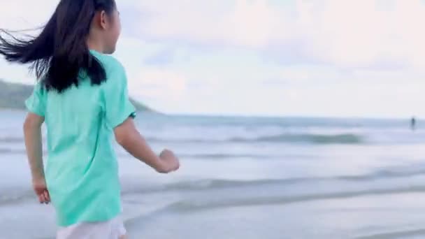 Asyalı Mutlu Aile Akşamları Sahilde Tatilin Tadını Çıkarır Anne Çocuk — Stok video