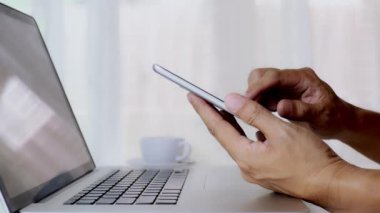 4K, Tablet PC ile erkek ellerini kapat. Evde Masa ipad Touchscreen kullanan bir erkek. Adam işten sonra tabletle rahatlıyor. teknoloji kavramı