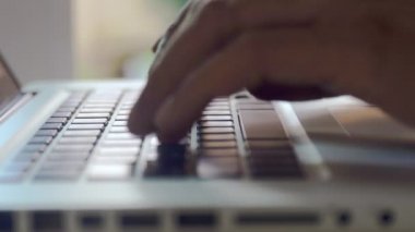 4K Close Man 'in elleri evde çalışan dizüstü bilgisayara klavye yazacak. Eller, klavyeye dokunur bulut veri sosyal ağ araması için internet kullanır. Evden çalışmak yeni normal kavram.