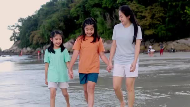 Asian Szczęśliwa Rodzina Cieszyć Się Wakacjami Plaży Godzinach Wieczornych Mama — Wideo stockowe