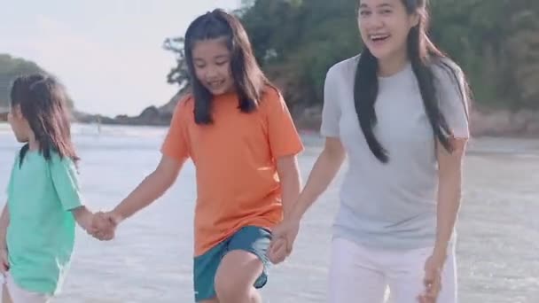 Asiatico Felice Famiglia Godere Vacanza Sulla Spiaggia Serata Mamma Bambino — Video Stock