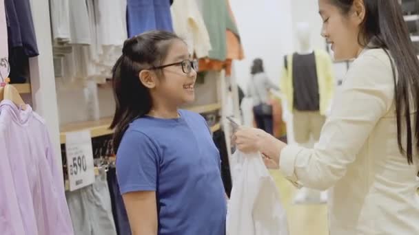 Moeder Dochter Probeerden Kleren Winkel Aziatische Familie Winkelen Bij Kledingwinkel — Stockvideo