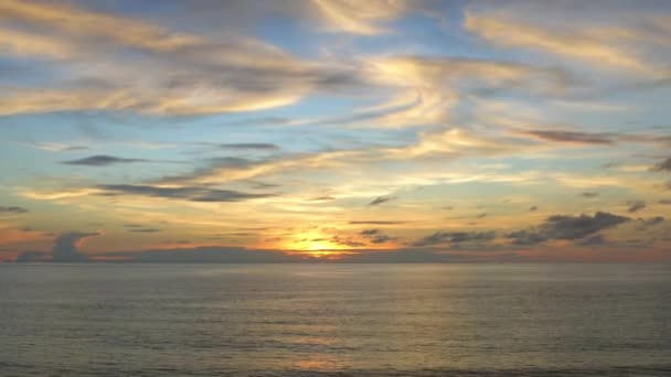 4K超高清空中俯瞰无人机俯瞰大海来回移动 带着云彩 夕阳和阳光从大海中反射而下 美丽的落日 — 图库视频影像