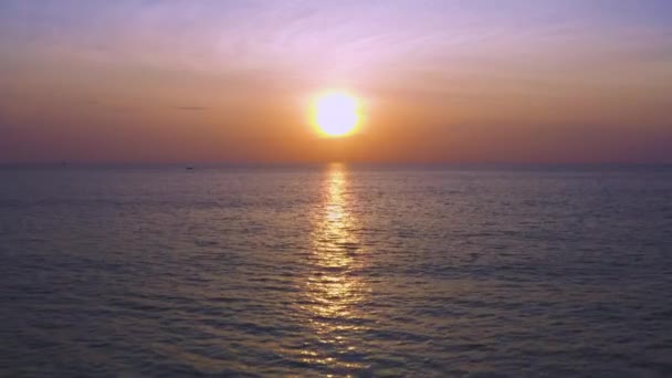 4K超高清航空观景台俯瞰大海 向夕阳西下移动 云彩和阳光从海面反射出 美丽的落日 — 图库视频影像