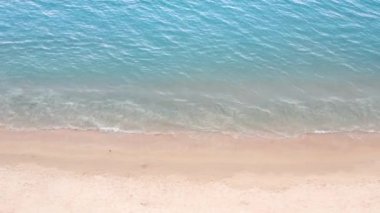 4K Aerial insansız hava aracı, Phuket, Tayland 'da günbatımı olan tropikal plajdaki insanların en iyi görüntüsü Andaman Denizi' nde ünlü bir turizm merkezidir. Sahilde oynayan mutlu insanlar.