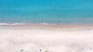 4K Aerial insansız hava aracı, Phuket, Tayland 'da günbatımı olan tropikal plajdaki insanların en iyi görüntüsü Andaman Denizi' nde ünlü bir turizm merkezidir. Sahilde oynayan mutlu insanlar.