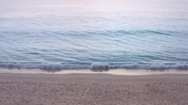 4K Aerial insansız hava aracı, Phuket, Tayland 'da günbatımı olan tropikal plajdaki insanların en iyi görüntüsü Andaman Denizi' nde ünlü bir turizm merkezidir. Sahilde oynayan mutlu insanlar.