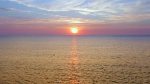 4K超高清航空观景台俯瞰大海 向夕阳西下移动 云彩和阳光从海面反射出 美丽的落日 — 图库视频影像