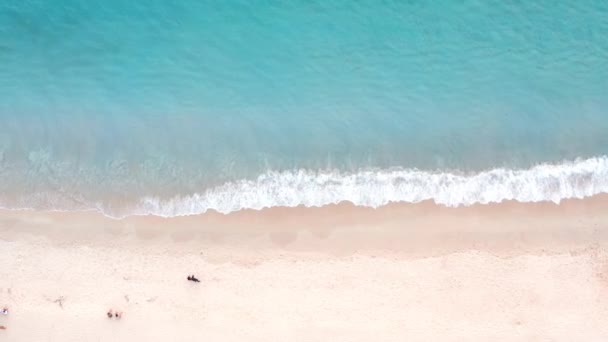Drohnen Von Oben Betrachtet Menschenmenge Tropischen Strand Mit Sonnenuntergang Phuket — Stockvideo