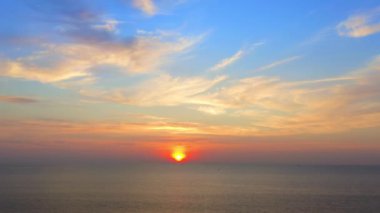 4K UHD Hava Görüntüsü Drone görüntüsü denizden yansıyan bulutlar ve güneş ışığıyla birlikte gün batımına doğru ilerliyor. Deniz aşırı güzel gün batımı