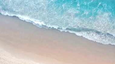 4K Aerial insansız hava aracı, Phuket, Tayland 'da günbatımı olan tropikal plajdaki insanların en iyi görüntüsü Andaman Denizi' nde ünlü bir turizm merkezidir. Sahilde oynayan mutlu insanlar.