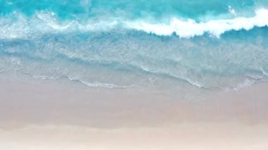 4K Aerial insansız hava aracı, Phuket, Tayland 'da günbatımı olan tropikal plajdaki insanların en iyi görüntüsü Andaman Denizi' nde ünlü bir turizm merkezidir. Sahilde oynayan mutlu insanlar.