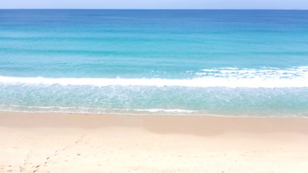 4K空中无人机俯瞰着泰国普吉岛的热带海滩 美丽的普吉岛海滩是安达曼海著名的旅游胜地 尽收眼底快乐的人在海滩上玩耍 — 图库视频影像