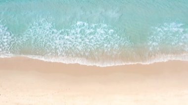 4K Aerial insansız hava aracı, Phuket, Tayland 'da günbatımı olan tropikal plajdaki insanların en iyi görüntüsü Andaman Denizi' nde ünlü bir turizm merkezidir. Sahilde oynayan mutlu insanlar.