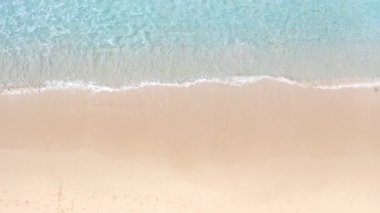 4K Aerial insansız hava aracı, Phuket, Tayland 'da günbatımı olan tropikal plajdaki insanların en iyi görüntüsü Andaman Denizi' nde ünlü bir turizm merkezidir. Sahilde oynayan mutlu insanlar.