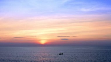 4K UHD Hava Görüntüsü Drone görüntüsü denizden yansıyan bulutlar ve güneş ışığıyla birlikte gün batımına doğru ilerliyor. Deniz aşırı güzel gün batımı