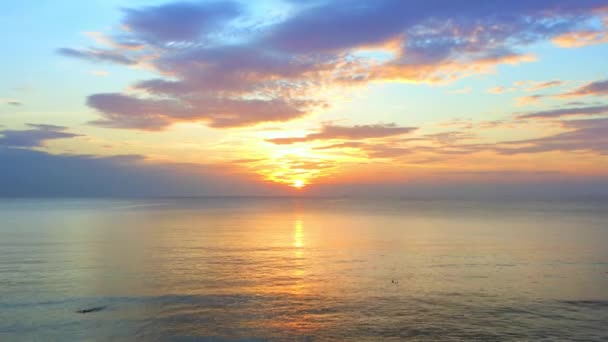 Uhd空からの眺め海の上を進むドローンの景色は 海から反射する雲や太陽光で日没に移動します 海外の美しい夕日 — ストック動画