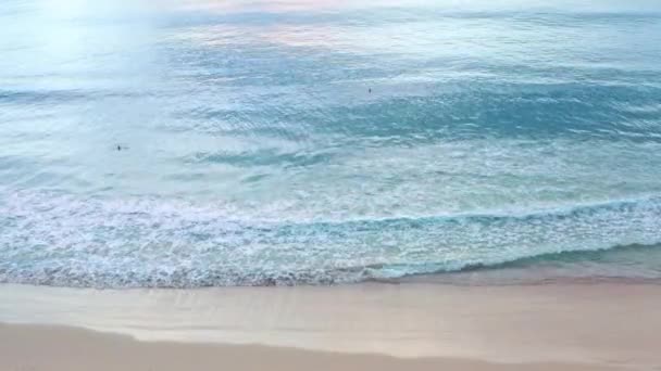 Aerial Drone Vista Superior Multitud Personas Playa Tropical Con Puesta — Vídeo de stock
