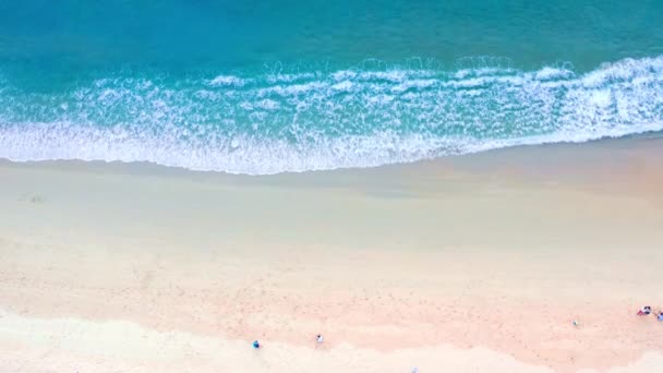 Drohnen Von Oben Betrachtet Menschenmenge Tropischen Strand Mit Sonnenuntergang Phuket — Stockvideo