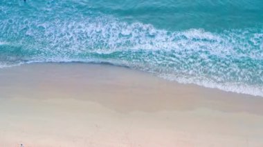 4K Aerial insansız hava aracı, Phuket, Tayland 'da günbatımı olan tropikal plajdaki insanların en iyi görüntüsü Andaman Denizi' nde ünlü bir turizm merkezidir. Sahilde oynayan mutlu insanlar.