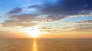 4K UHD Hava Görüntüsü Drone görüntüsü denizden yansıyan bulutlar ve güneş ışığıyla birlikte gün batımına doğru ilerliyor. Deniz aşırı güzel gün batımı