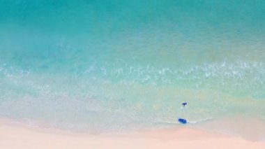 4K Aerial insansız hava aracı, Phuket, Tayland 'da günbatımı olan tropikal plajdaki insanların en iyi görüntüsü Andaman Denizi' nde ünlü bir turizm merkezidir. Sahilde oynayan mutlu insanlar.