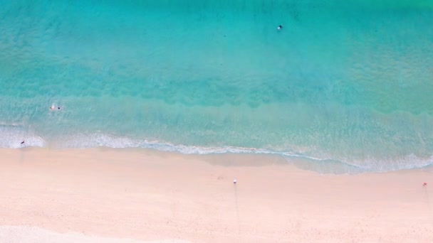 Flygdrönare Topputsikt Folkmassa Tropisk Strand Med Solnedgång Phuket Thailand Vacker — Stockvideo