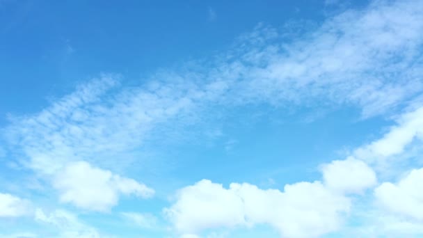 Flygdrönare Visa Sommar Blå Himmel Med Moln Rörlig Pan Kamera — Stockvideo