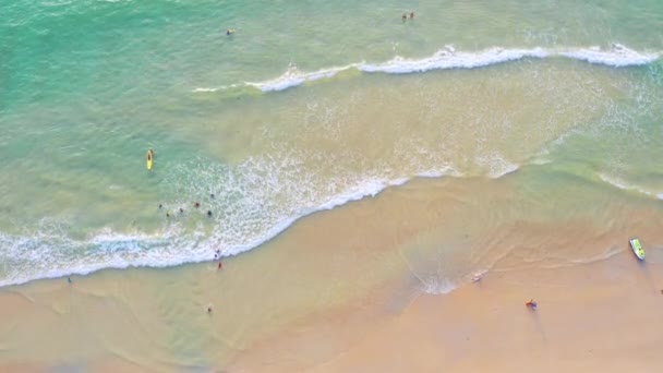 Flygdrönare Topputsikt Folkmassa Tropisk Strand Med Solnedgång Phuket Thailand Vacker — Stockvideo