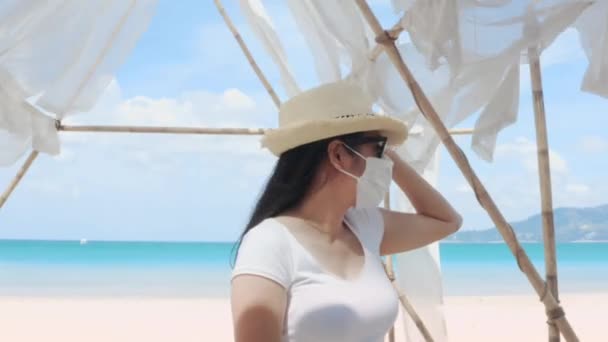 Retrato Mulher Viagem Usar Máscara Facial Médica Praia Pública Jovem — Vídeo de Stock