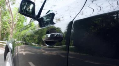 Kadının elini arabanın kapağını kapat. Kadın arabaya biner ve kapıyı kapatır. Kadın aracın içinde oturuyor. El kızı araba açar ve kuaförde oturur..