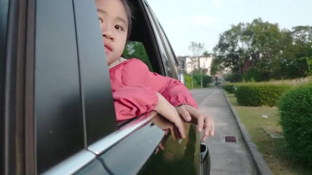 Asyalı Küçük Kız Arabadan Bir Şey Arıyor Sabahleyin Kız Okula — Stok video