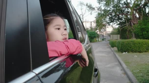 Niña Asiática Mirando Algo Fuera Del Coche Por Mañana Chica — Vídeos de Stock