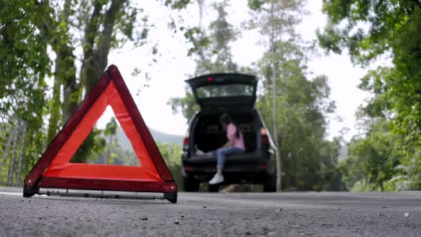 Feche Sinal Vermelho Paragem Emergência Estrada Casal Preocupado Irritado Andando — Vídeo de Stock