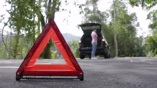 Close Red Emergency Stop Sign Standing Road Worried Angry Couple — Stock Video