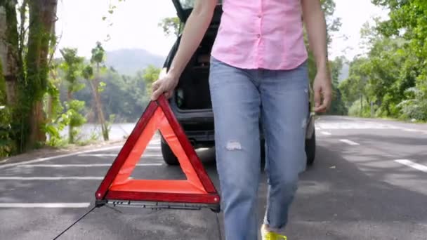 Авария Женщина Устанавливает Красный Треугольник Знак Пригородной Дороге Молодые Женщины — стоковое видео
