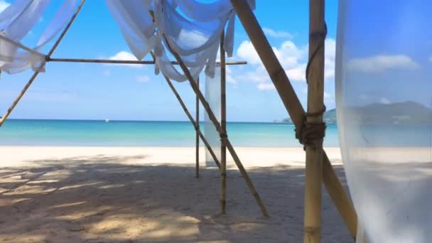 Câmera Movendo Parte Tema Pano Bambu Branco Para Praia Verão — Vídeo de Stock
