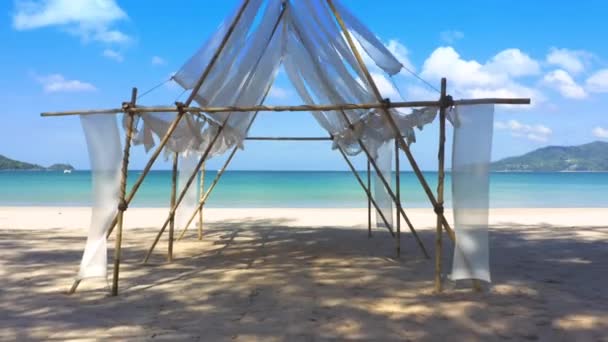 Kamera Flyttar Del Bambu Och Vit Duk Tema Till Stranden — Stockvideo
