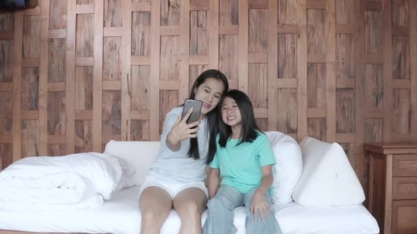 Asyalı Kızıyla Birlikte Gülümseyen Bir Kadın Otel Odasında Video Görüşmesi — Stok video