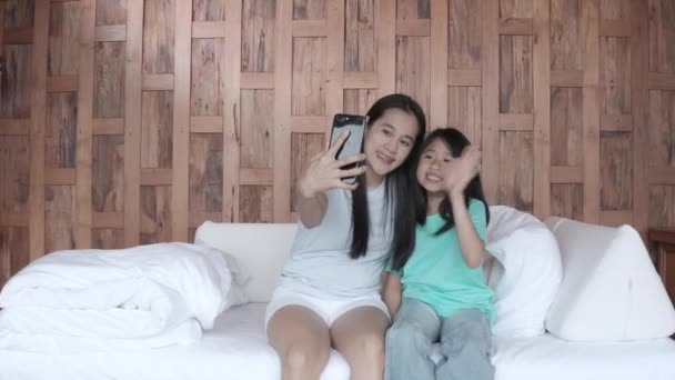 Asyalı Kızıyla Birlikte Gülümseyen Bir Kadın Otel Odasında Video Görüşmesi — Stok video