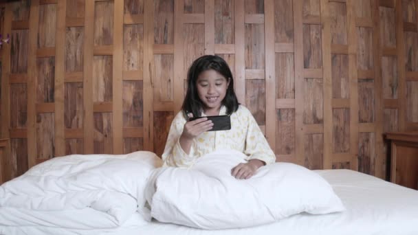 Asyalı Gülümseyen Mutlu Kız Otel Odasındaki Görüntülü Arama Için Akıllı — Stok video