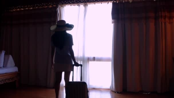 Camera Bewegende Achteraanzicht Volgen Vrolijke Reis Vrouwen Met Koffer Openen — Stockvideo