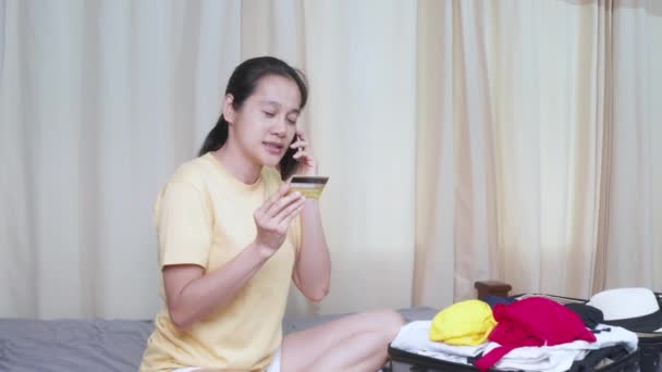 Asiatisk Lycklig Kvinna Planerar För Resa Med Mobiltelefon Och Kreditkort — Stockvideo