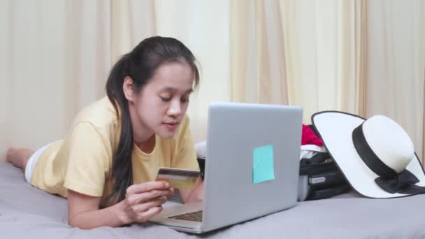 Asiática Feliz Mulher Plano Para Viagem Por Telefone Celular Cartão — Vídeo de Stock