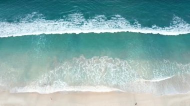 4K Aerial insansız hava aracı, Phuket, Tayland 'da günbatımı olan tropikal plajdaki insanların en iyi görüntüsü Andaman Denizi' nde ünlü bir turizm merkezidir. Sahilde oynayan mutlu insanlar.