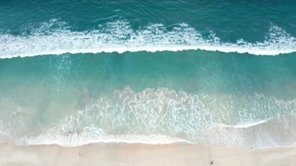 Aerial Drone Vista Superior Multitud Personas Playa Tropical Con Puesta — Vídeos de Stock