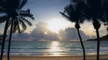 4K UHD Hava Görüntüsü Drone görüntüsü denizden günbatımına doğru bulutlar ve güneş ışığı ile yansıyor. Deniz aşırı güzel gün batımı