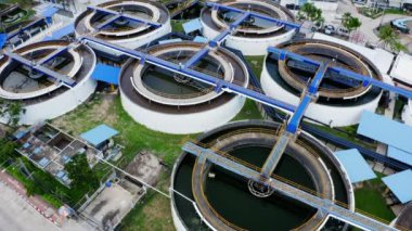 4K Havacılık İHA 'sı, yukarıdan aşağıya görüntü netleştirici tortu tankı. Hava manzaralı su arıtma tesisi. Geri dönüşüm katı temas netleştirici tortu tankının üst görünümü