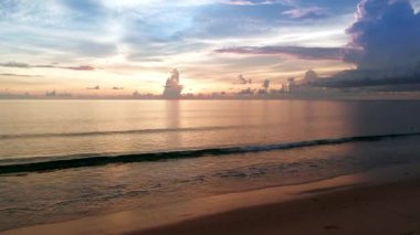 Phuket Tayland. Günbatımı gökyüzü ile güzel tropikal plaj. Güzel Phuket plajı, Andaman Denizi yaz konseptinde ünlü bir turizm merkezidir..